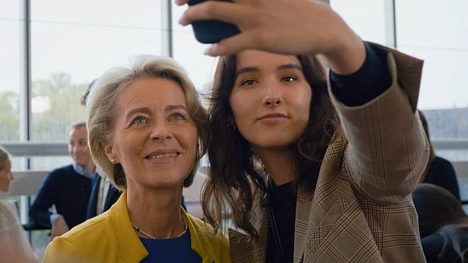 FOLLOWING VALERIA – Nicola Fegg